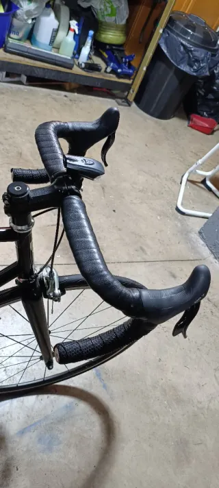 Bicicleta de carretera negra