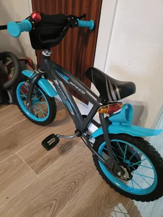 Bicicleta infantil azul y gris