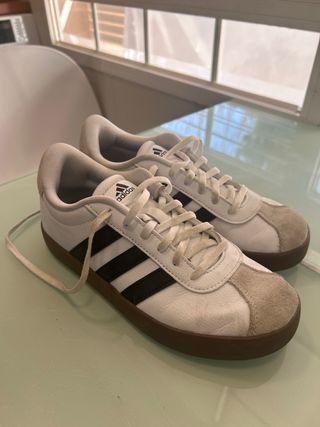 Zapatillas Adidas niño blancas y beige