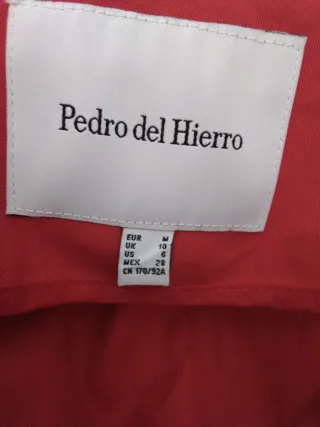 Gabardina mujer roja con capucha