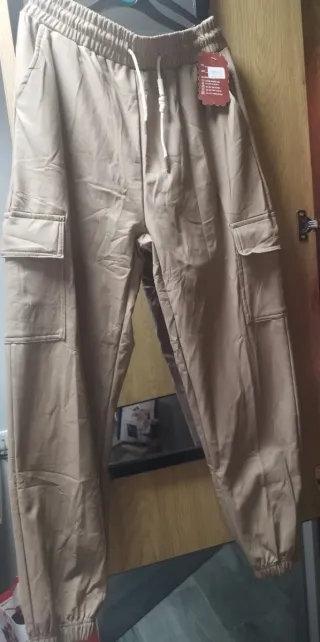 Pantalón cargo beige mujer