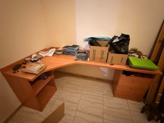 Escritorio de madera marrón