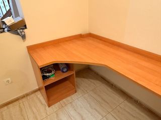 Escritorio de madera marrón