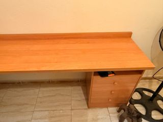 Escritorio de madera marrón