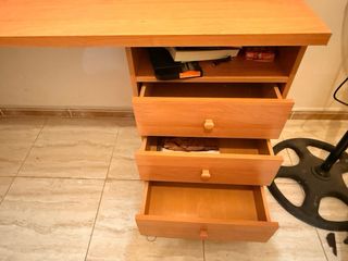 Escritorio de madera marrón