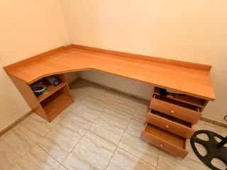 Escritorio de madera marrón