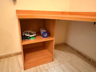 Escritorio de madera marrón