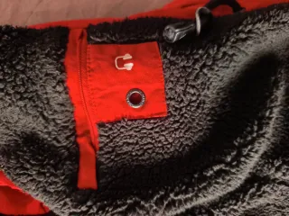 Bonita parka roja con capucha