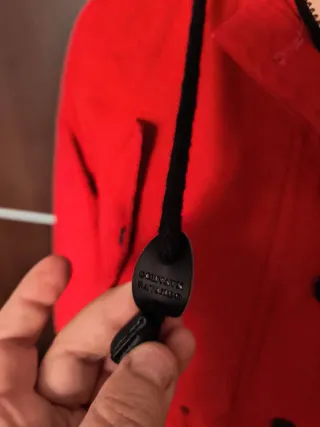 Bonita parka roja con capucha