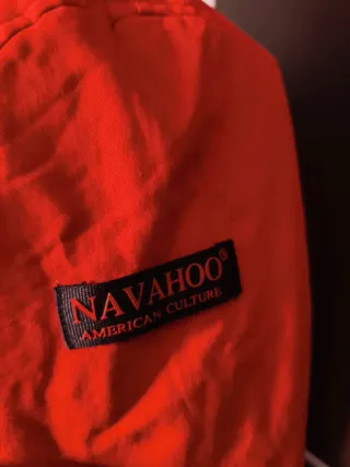 Bonita parka roja con capucha