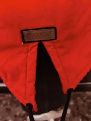 Bonita parka roja con capucha