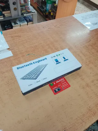 TECLADO BLUETOOTH BLANCO PLATEADO SIN USAR