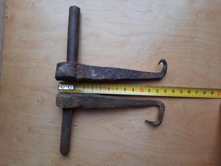 Conjunto de 3 herrajes antiguos de hierro forjado.