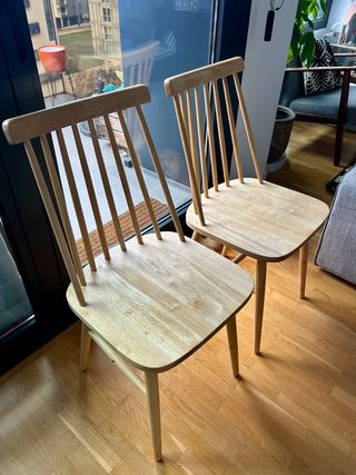 Dos sillas de madera estilo nórdico