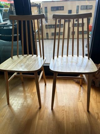 Dos sillas de madera estilo nórdico