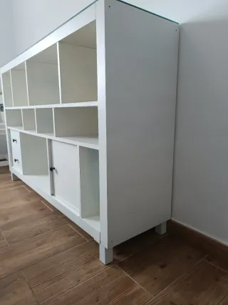 Mueble blanco con cristal