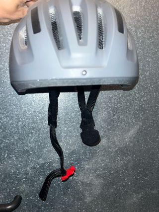 Casco de bicicleta gris con luz