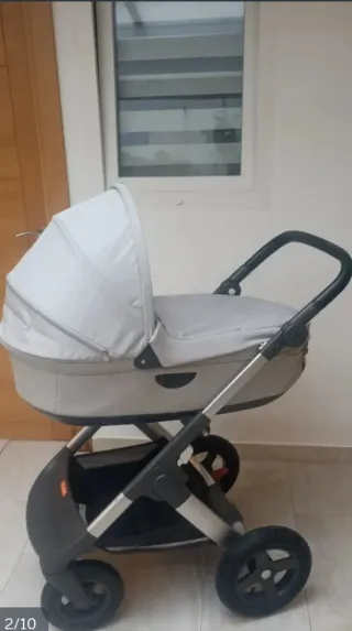 Cochecito Stokke gris con plástico de lluvia