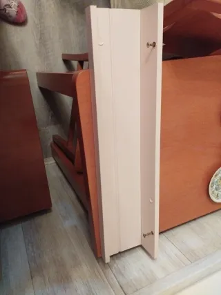 Estantería rosa de madera