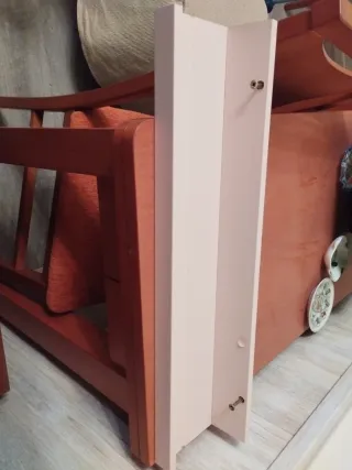 Estantería rosa de madera