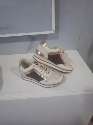 Zapatillas Michael Kors Doradas y Blancas