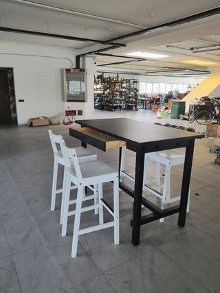 Tavolo alto stile bar con 4 sedie