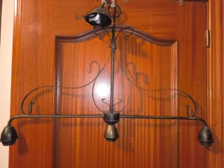 Lámpara de forja negra y dorada