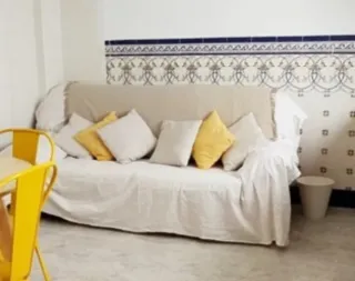 Sofá 2 plazas beige y amarillo. Está en Elche.