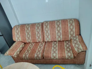 Sofá 2 plazas beige y amarillo. Está en Elche.