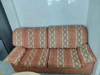 Sofá 2 plazas beige y amarillo. Está en Elche.