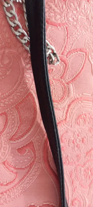 Bolso negro con cadena plateada