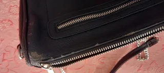 Bolso negro con cadena plateada