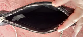 Bolso negro con cadena plateada