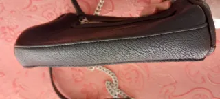 Bolso negro con cadena plateada