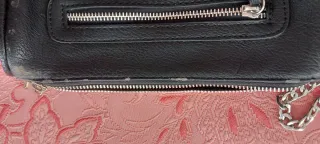 Bolso negro con cadena plateada