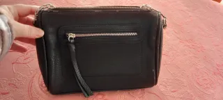 Bolso negro con cadena plateada