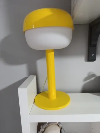Lámpara de mesa amarilla y blanca Ikea