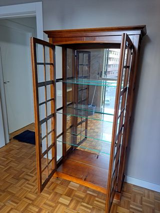 Vitrina de cerezo 2 puertas con baldas de cristal