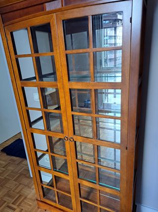 Vitrina de cerezo 2 puertas con baldas de cristal