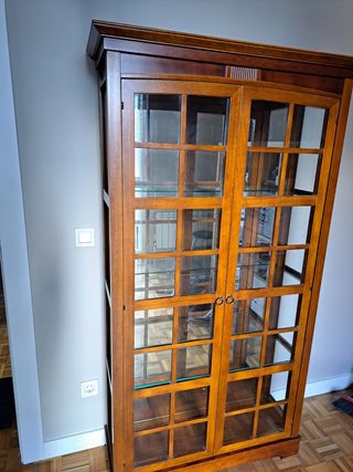 Vitrina de cerezo 2 puertas con baldas de cristal