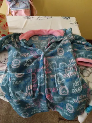 Pijama Talla 16 y Bata Talla 14. Poco uso.