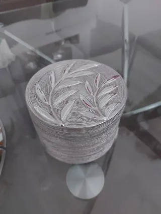 Joyero plateado con diseño de hojas