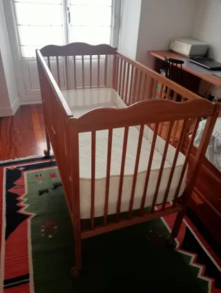 Cuna de madera con colchón nuevo