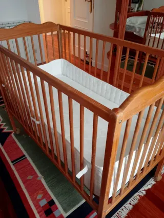 Cuna de madera con colchón nuevo