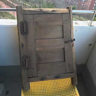 Ventana antigua con reja de madera