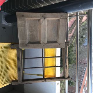 Ventana antigua con reja de madera