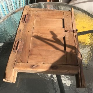 Ventana antigua con reja de madera