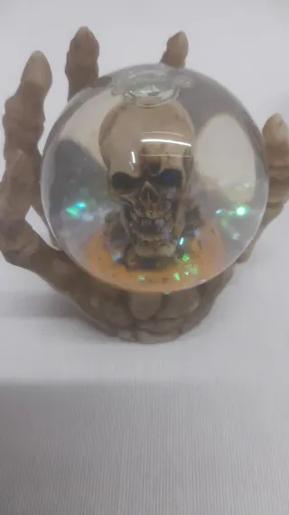 Coppia sfere di vetro con teschio