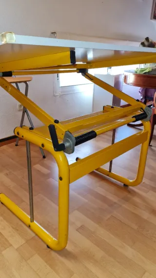 Mesa de dibujo técnico ajustable