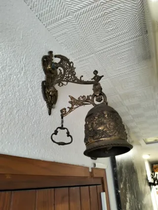 Campana de bronce decorada